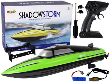Barcă cu telecomandă ShadowStorm verde, pe suport, pentru joacă pe apă.