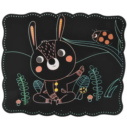 Plansa scratch art Woopie cu iepuras, ciuperci si gargarita, parte din setul creativ cu animale.