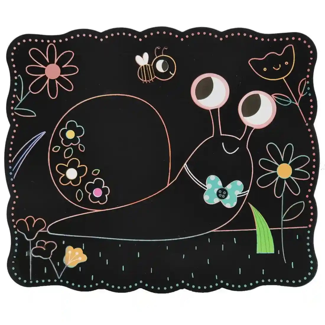 Plansa Woopie Scratch Art cu melc, flori si albina, design colorat pe fundal negru.