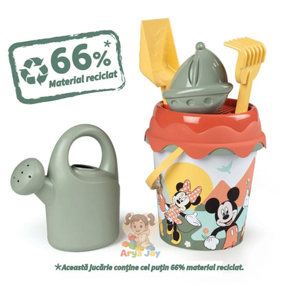 Infografic AryaJoy pentru setul Smoby Life Mickey, cu mențiunea că jucăria conține cel puțin 66% material reciclat.