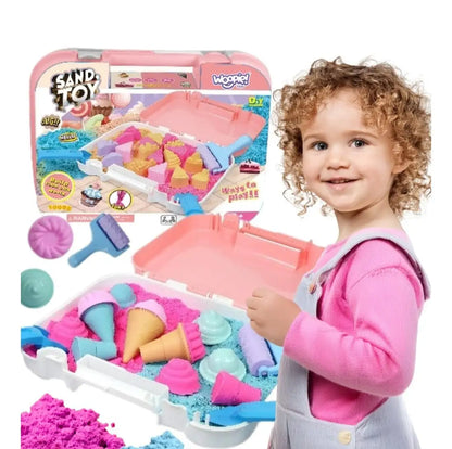 Set nisip kinetic Woopie Înghețată în valiză roz, cu 1 kg nisip colorat, forme și accesorii.