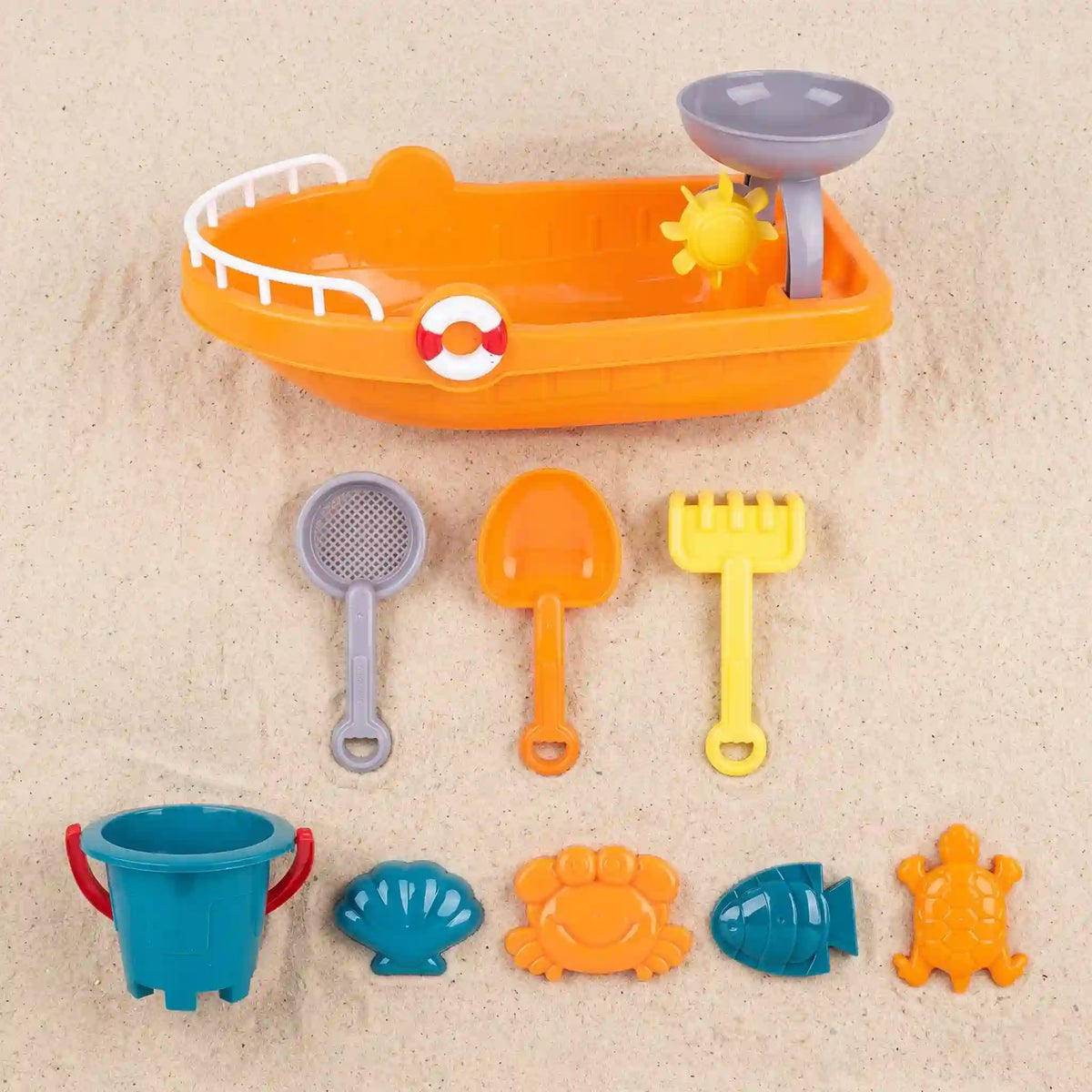 Set Woopie de plajă cu 9 piese, barcă portocalie, găletușă, lopățică, sită, greblă și forme marine.