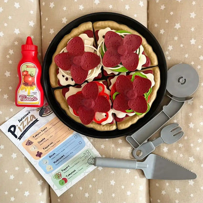 Set Woopie Pizza cu meniu, sos, cutter, spatulă și furculiță, așezat lângă pizza pe tavă.