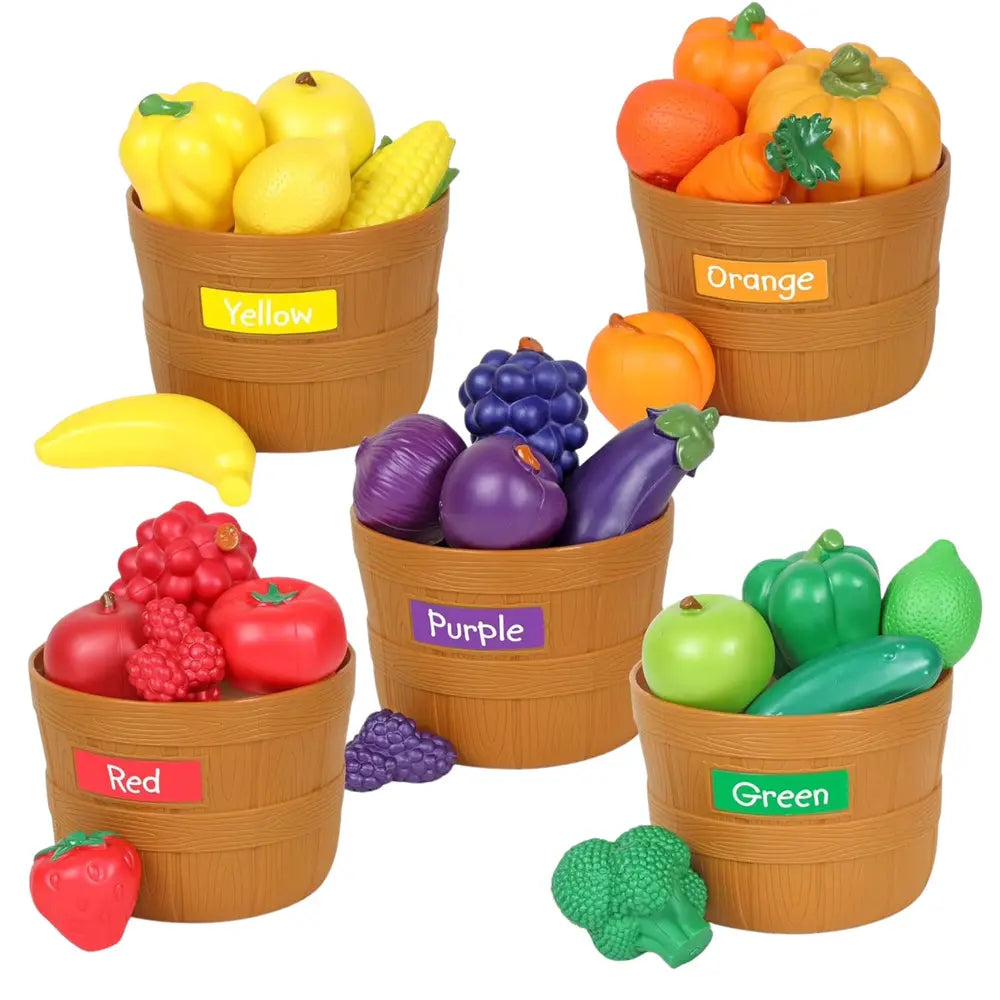 Coșuri colorate Lean Toys cu fructe și legume pentru sortare după roșu, verde, galben, mov și portocaliu.