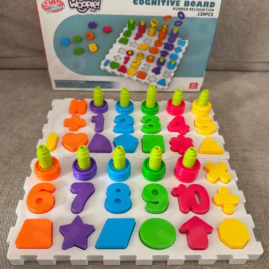Set Woopie Cognitive Board cu 139 piese, ambalaj si tabla educativa pentru numere si forme.
