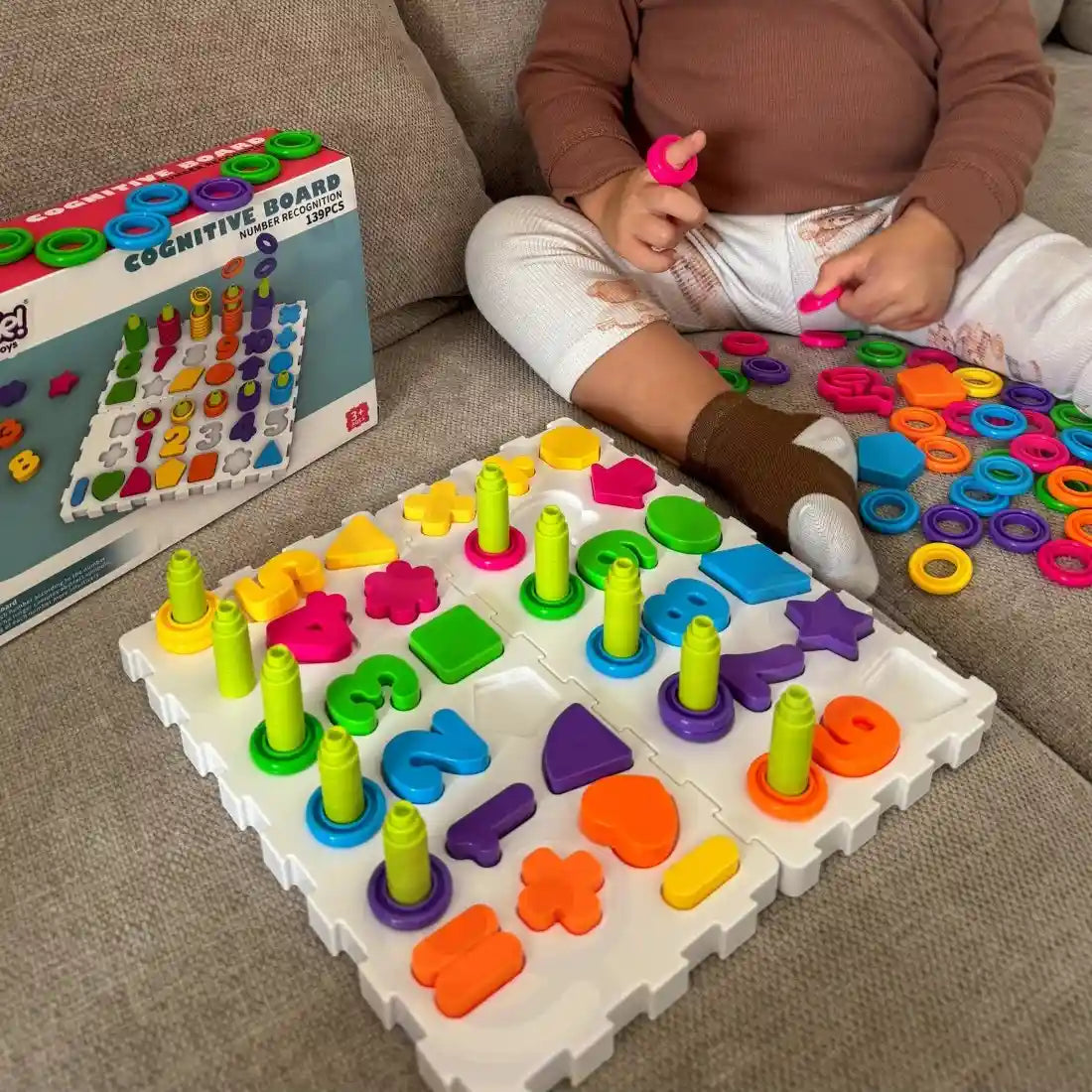 Tabla cognitiva Woopie cu copil, inele colorate si forme pentru sortare si coordonare mana-ochi.