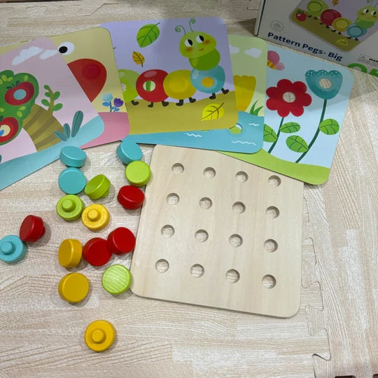 Tabla de lemn, planșe ilustrate și piese colorate din jocul Tooky Toy Pattern Pegs Big.