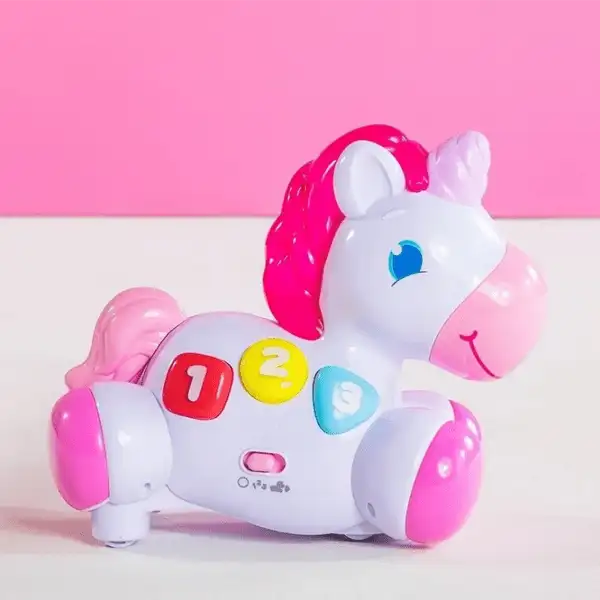 Unicorn interactiv alb și roz, cu corn portocaliu, butoane colorate și roți.